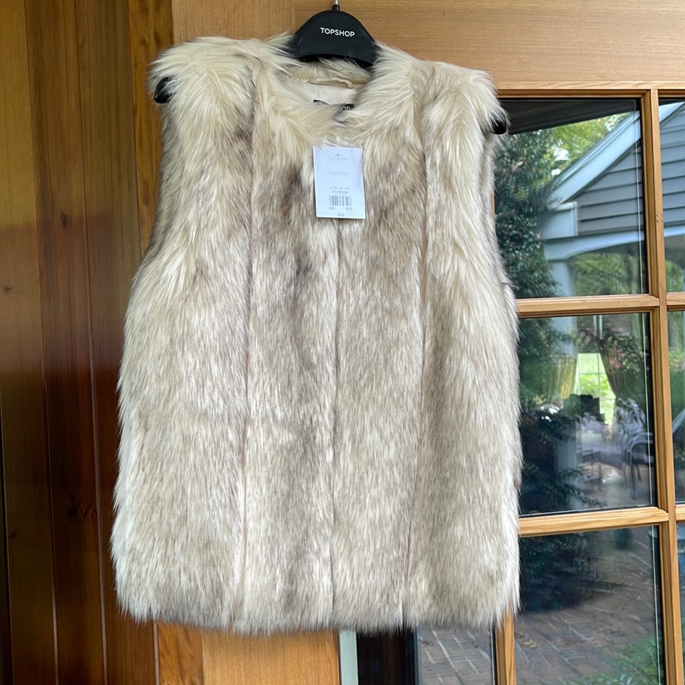 TopShop beige faux fur vest Size 2. Clip closures new with tags